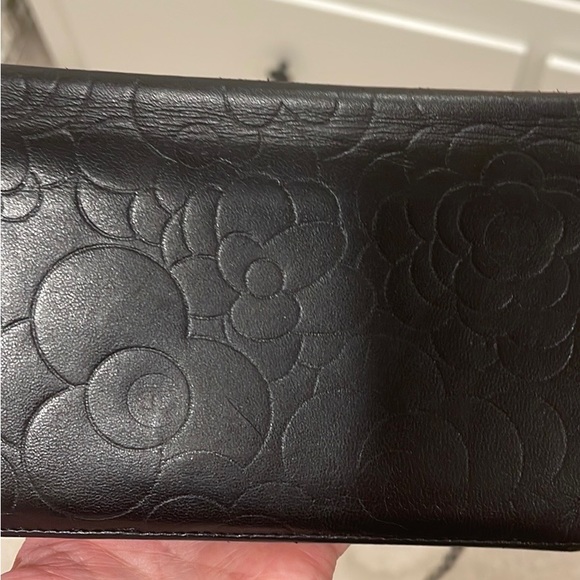 Vintage Chanel camellia lambskin wallet with chain - Picture 9 of 16